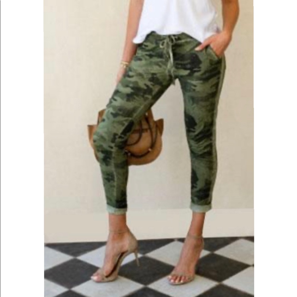 Camouflage Print With Stars Crinkle Jogger